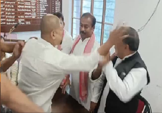 गोरखपुर में प्रेस कॉन्फ्रेंस के दौरान सपा नेताओं में भिड़ंत, गाली-गलौज और थप्पड़ जड़ने का आरोप