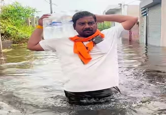 फैजुल्लागंज में बाढ़ पीड़ितों की मदद को आगे आई श्री धर्मानुष्ठान सेवा समिति