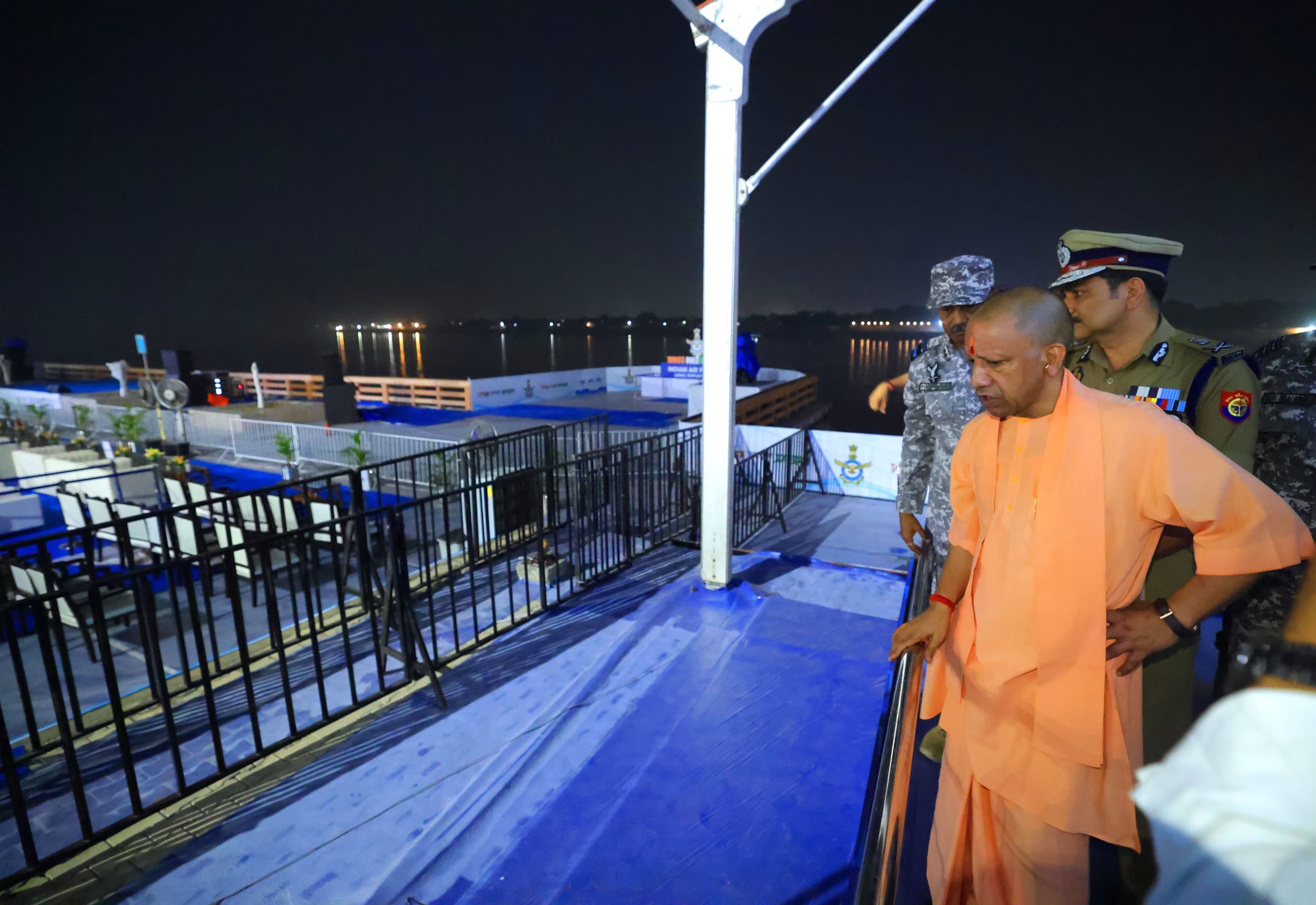CM योगी ने नमो घाट पर एयर शो की तैयारियों का लिया जायजा