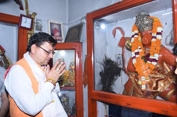 राज तिलक से पहले पुष्कर सिंह धामी ने हनुमान मंदिर में टेका माथा