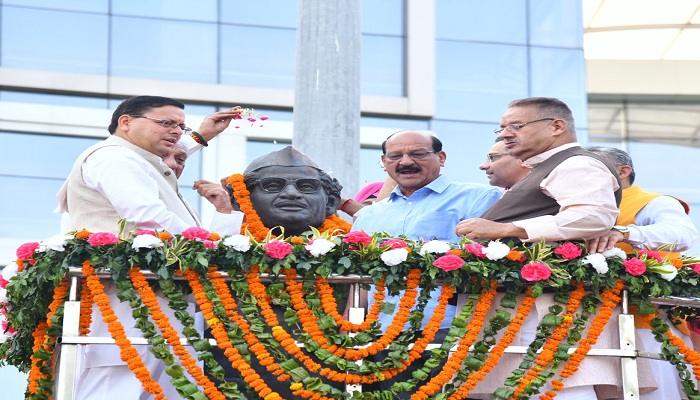 स्व. हेमवती नन्दन बहुगुणा की जयंती, सीएम धामी ने मूर्ति पर किया माल्यार्पण