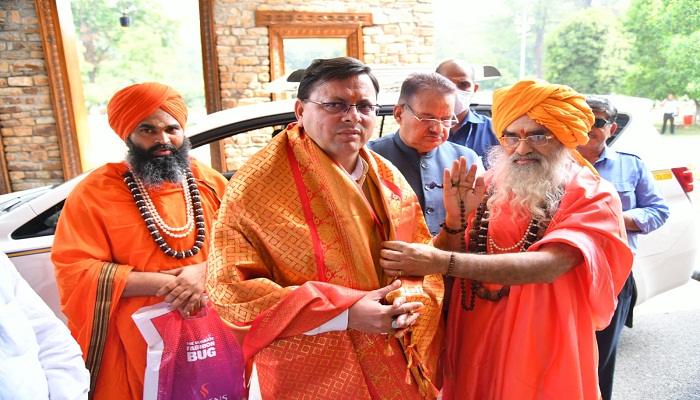 सीएम पुष्कर सिंह धामी ने रावल भीमा शंकर का लिया आशीर्वाद