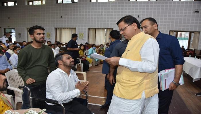 मुख्यमंत्री ने आम जनता से की बात, सुनी जनसमस्यायें