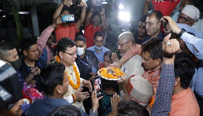 उत्तराखंड सदन पहुंचने पर सीएम का जोर शोर से हुआ स्वागत