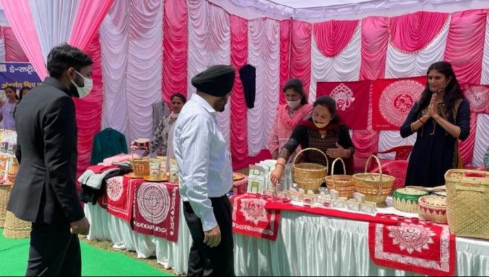 विश्राम गृह में विभिन्न विभागों द्वारा लगाए गए स्टालों का एस.एस. सन्धु ने किया निरीक्षण