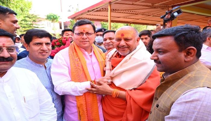 महामण्डलेश्वर स्वामी से भेंट कर मुख्यमंत्री ने प्राप्त किया आर्शीवाद