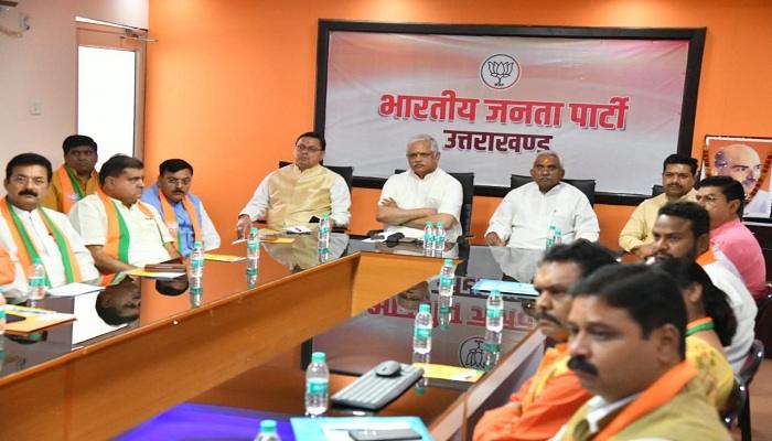BJP कार्यालय में सीएम धामी ने सुनी पीएम मोदी की मन की बात