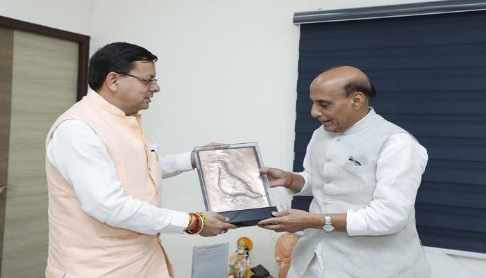 पुष्कर सिंह धामी ने केंद्रीय रक्षा मंत्री से की भेंट, किया अनुरोध