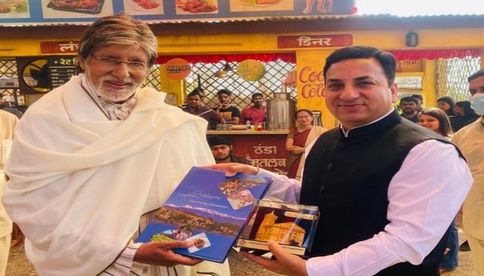 एस चौहान ने अमिताभ बच्चन को भेंट की केदारनाथ मंदिर की प्रतिकृति