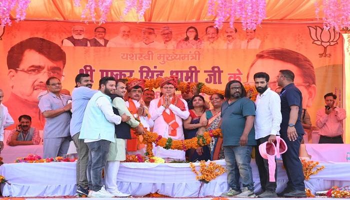 बनबसा स्टेडियम में पहुंचे पुष्कर सिंह धामी, जनसभा को किया संबोधित