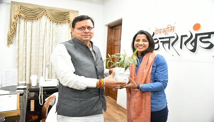 सीएम धामी से महिला क्रिकेट टीम की प्रसिद्ध खिलाड़ी ने की शिष्टाचार भेंट
