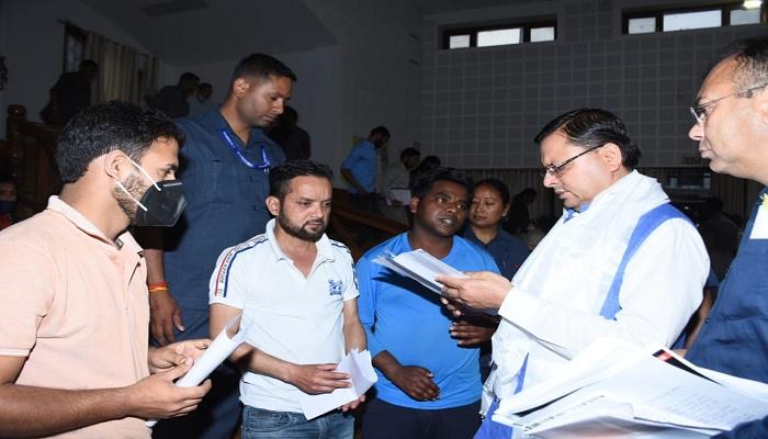 सीएम आवास स्थित मुख्य सेवक सदन में लोगों से मिलकर जानी उनकी समस्याएं