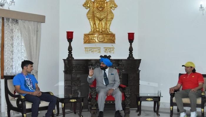बैडमिंटन खिलाड़ी लक्ष्य सेन ने राज्यपाल से की शिष्टाचार भेंट