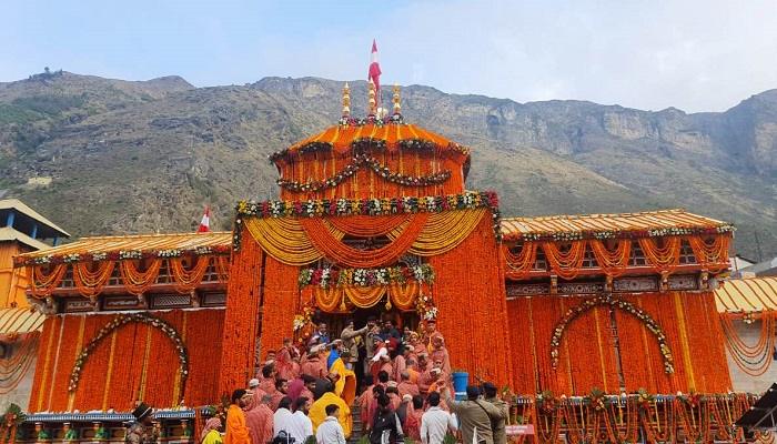 विधि विधान से खुले बद्रीनाथ धाम के कपाट, हजारों श्रद्धालु बने साक्षी