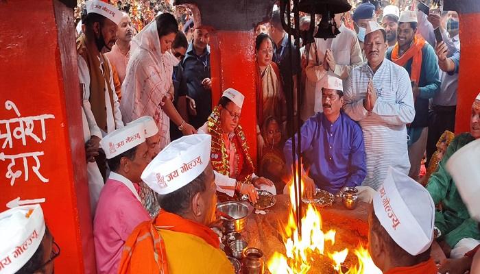 सीएम धामी ने की गोल्य्यू महाराज की पूजा अर्चना, भक्तों के साथ ग्रहण किया प्रसाद