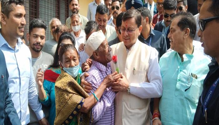 कैंची धाम पहुंचे सीएम धामी, नीम करोरी महाराज के दर्शन कर की पूजा अर्चना