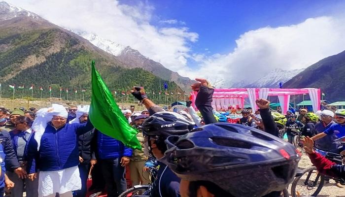 10500 फीट की ऊंचाई पर दिखा अमृत महोत्सव का उल्लास, सीएम धामी भी हुए शामिल