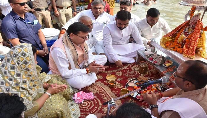 सीएम धामी ने हरकी पौड़ी पर गंगा मैया जन्मोत्सव में किया प्रतिभाग