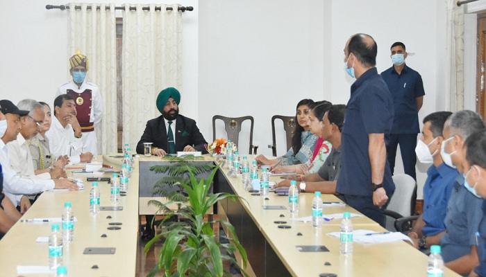 राज्यपाल ने राजभवन की सुरक्षा में लगे अधिकारियों एवं कर्मचारियों के साथ बैठक की