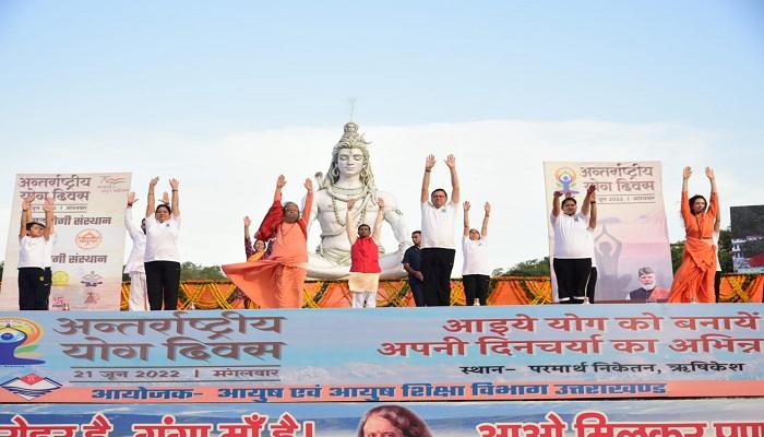 ऋषिकेश में हजारों लोगों के साथ सीएम धामी ने किया योग, दिया ये संदेश