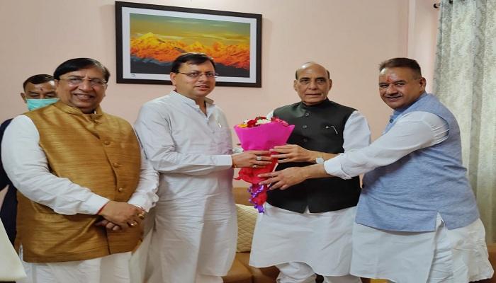 उत्तराखण्ड आगमन पर सीएम धामी ने राजनाथ सिंह का किया स्वागत