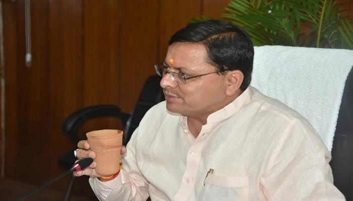 सीएम धामी ने कुम्हार हस्तकला को बढ़ावा देने के लिए मिट्टी के गिलास में चाय पी