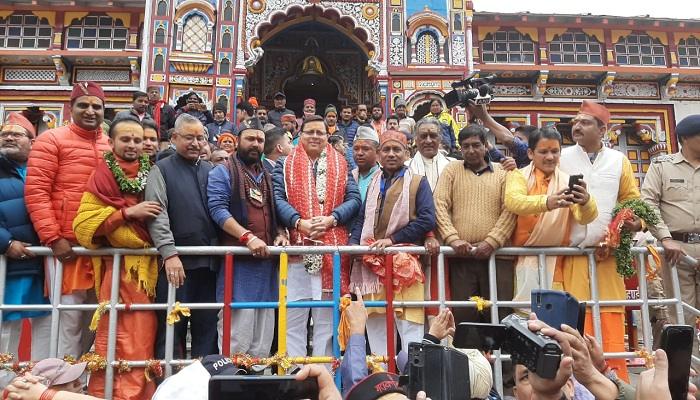 श्री बद्रीनाथ पहुंचे सीएम पुष्कर धामी, स्थलीय निरीक्षण किया