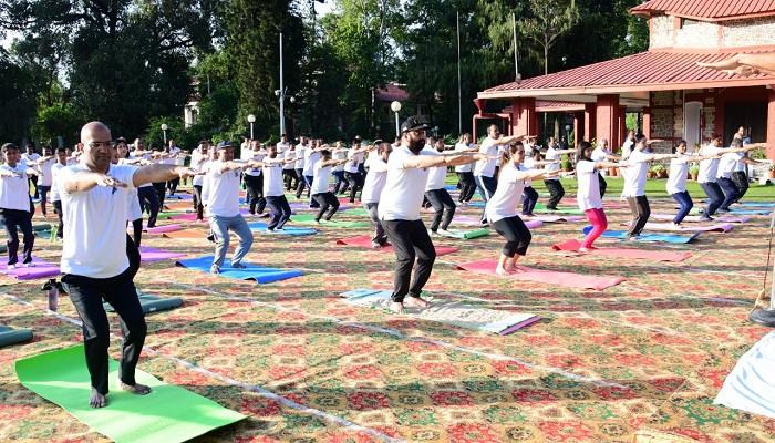 राजभवन में राज्यपाल लेफ्टिनेंट जनरल सहित सभी अधिकारियों ने किया योग