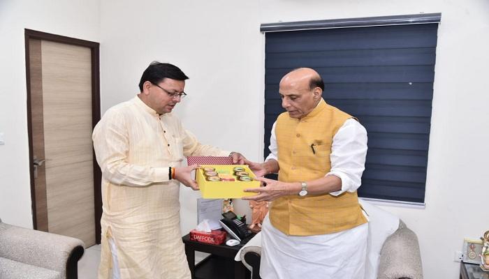 मुख्यमंत्री पुष्कर सिंह धामी ने रक्षा मंत्री राजनाथ सिंह से की शिष्टाचार भेंट