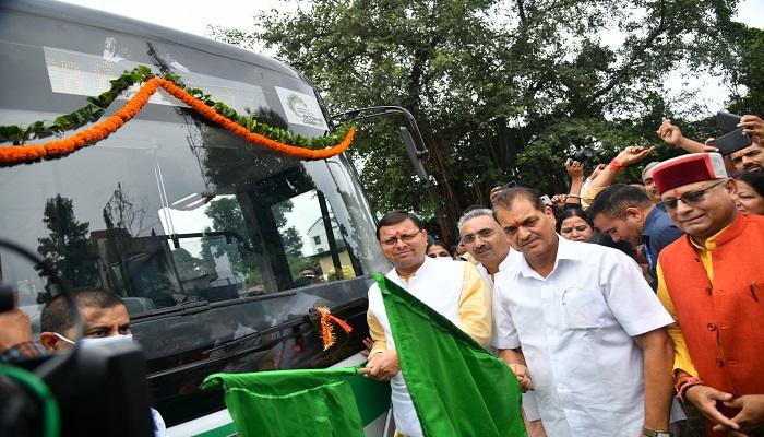 सीएम धामी ने स्मार्ट सिटी की इलेक्ट्रिक बसों को दिखाई हरी झंडी