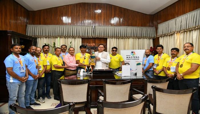 स्वर्ण और कांस्य पदक विजेता फुटबाल खिलाड़ियों को सीएम धामी ने किया सम्मानित