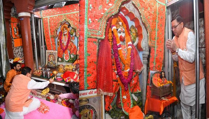 हनुमान मंदिर में CM धामी ने टेका माथा, बजरंगबली का लिया आशीर्वाद