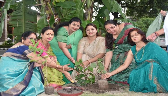 पुष्कर सिंह धामी ने सीएम आवास में सपरिवार साथ मनाया हरेला पर्व