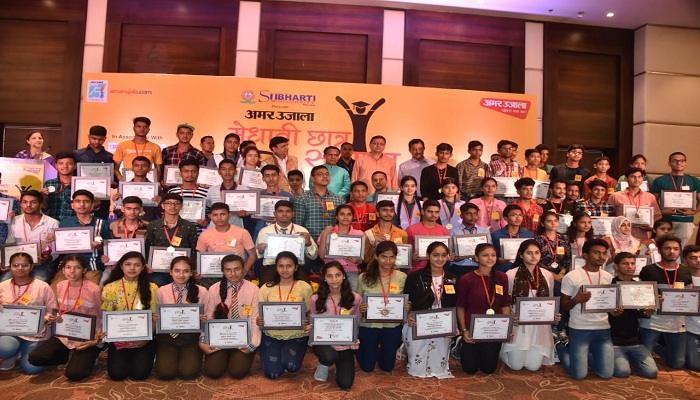 सीएम धामी ने 84 मेधावी छात्र-छात्राओं को किया सम्मानित
