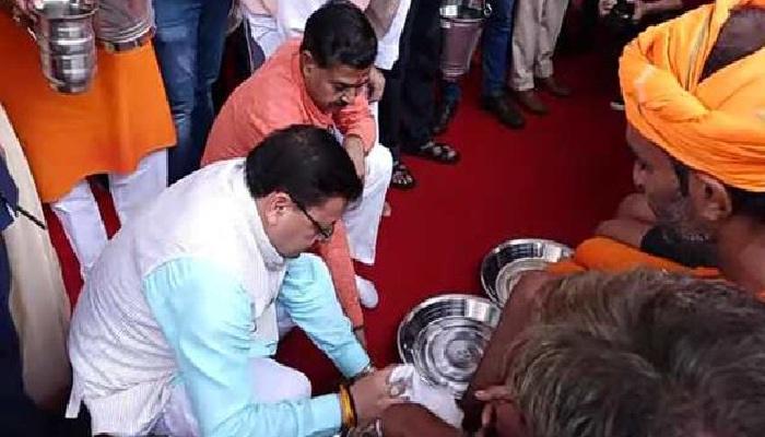 सीएम पुष्कर सिंह धामी ने कावड़ियों के पैर धोकर किया उनका स्वागत