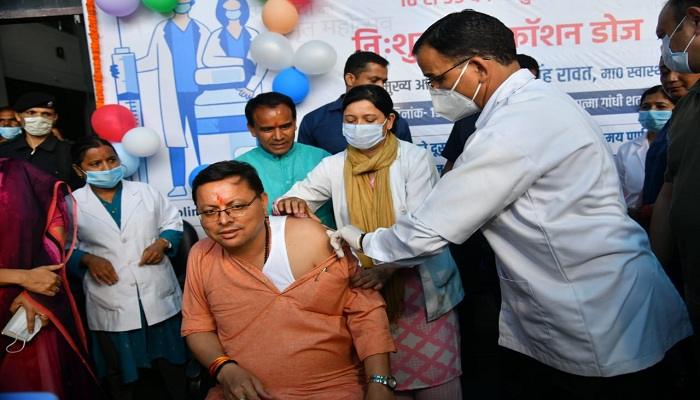 कोविड टीकाकरण अमृत महोत्सव का सीएम धामी ने खुद टीका लगाकर किया शुभारंभ