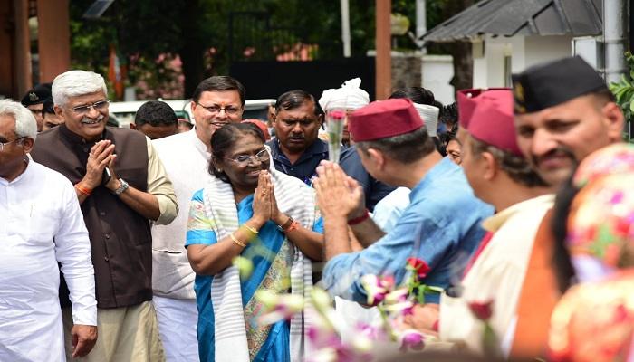 सीएम धामी ने द्रौपदी मुर्मू का किया स्वागत, आंदोलनकारियों को दी श्रद्धांजलि