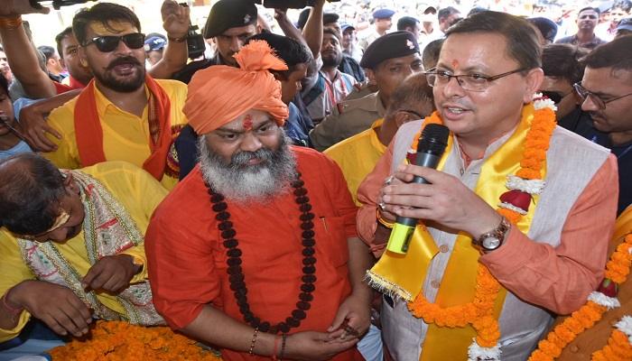 टपकेश्वर महादेव की शोभायात्रा में शामिल हुए सीएम धामी