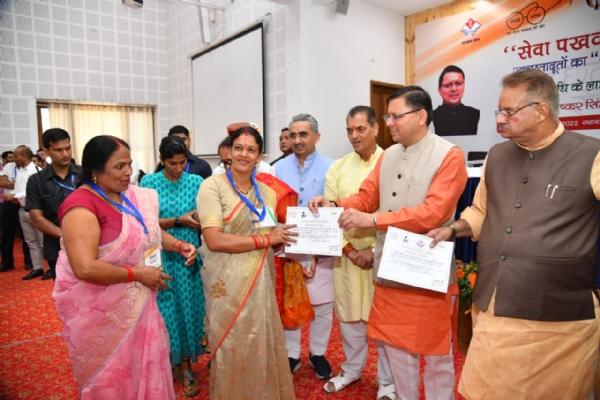 सीएम धामी ने स्वच्छता दूतों को \’स्वच्छता गौरव सम्मान\’ से किया सम्मानित