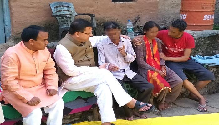 सीएम धामी ने अंकिता भंडारी के परिजनों से आवास पर जाकर की मुलाकात