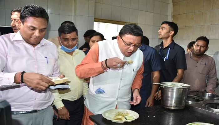 मरीजों को दिये जाने वाले भोजन को सीएम ने स्वयं चखकर गुणवत्ता परखी