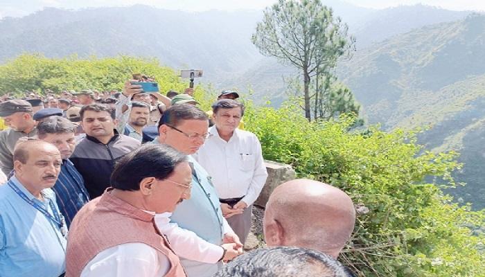 सीएम धामी ने सिमड़ी गांव पहुंच ली घटना की जानकारी, आर्थिक मदद का किया ऐलान
