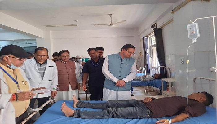 सीएम धामी ने कोटद्वार बेस अस्पताल पहुंच घायलों की ली जानकारी