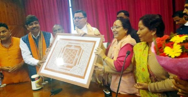 सीएम धामी पहुंचे नैनीताल, पार्टी कार्यकर्ताओं से की बात