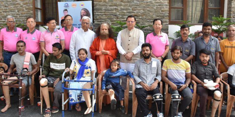 सीएम धामी ने दिव्यांगजनों को किया कृत्रिम अंग वितरण