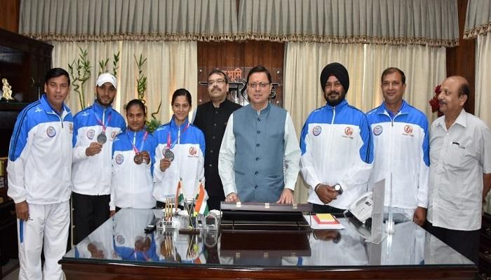 सीएम धामी ने 36 वें नेशनल गेम्स के मेडल विजेता एथलेटिक्स को किया सम्मानित