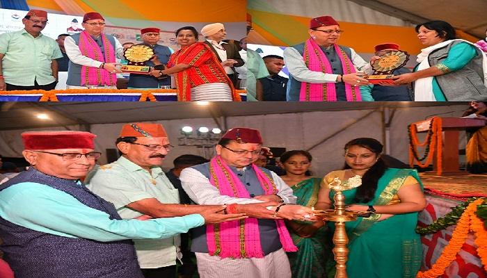 मुख्यमंत्री धामी ने किया सरस मेले में महिला स्वयं सहायता समूहों को सम्मानित