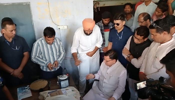 सीएम धामी ने धान मण्डी का किया औचक निरीक्षण