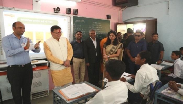 मुख्यमंत्री धामी ने सहपाठियों के साथ खूब की मस्ती