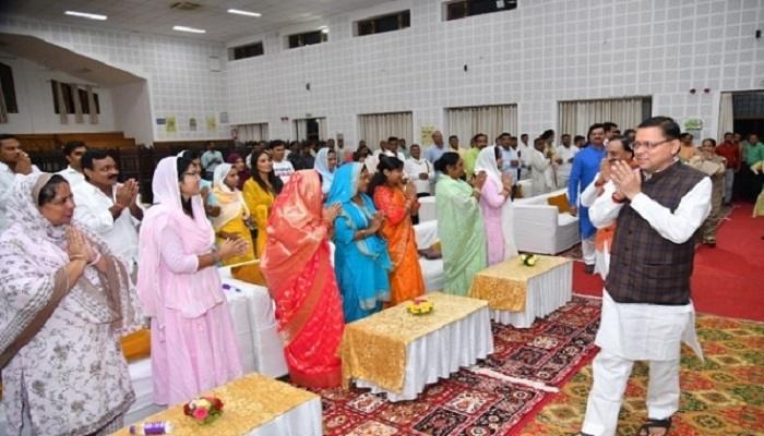 सीएम धामी से हरिद्वार पंचायत चुनाव के विजयी उम्मीदवारों ने की भेंट